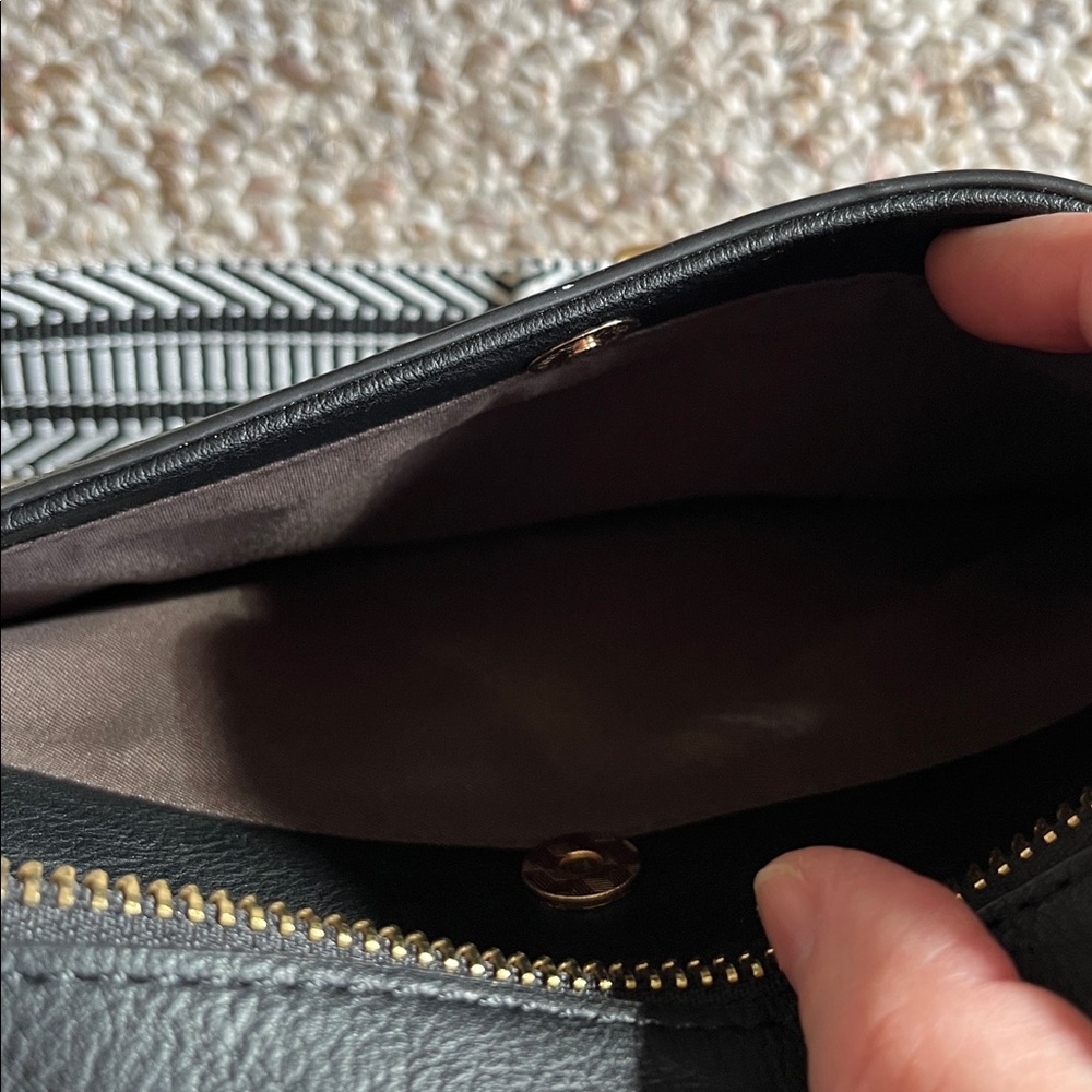 New! Black Crossbody travel purse - Picture 9 of 9